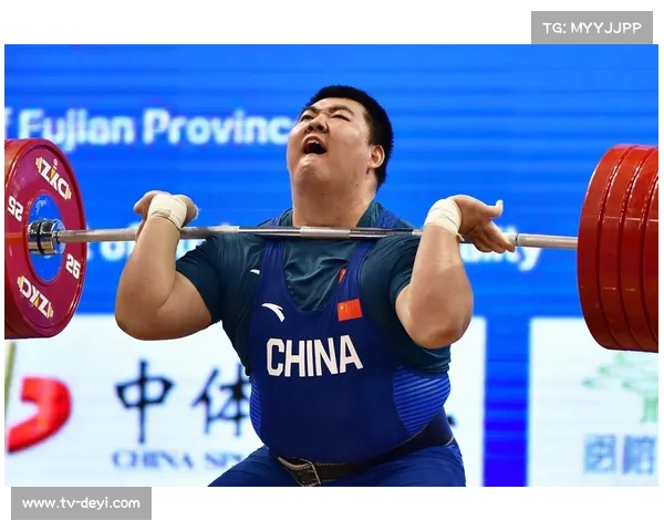 伊犁举重赛场上109公斤以上级展现体育精神风采与拼搏力量
